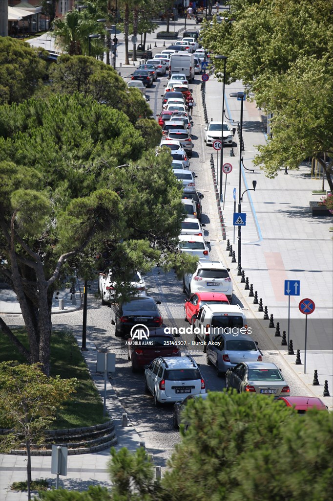 Çanakkale'deki feribot iskelelerinde tatilcilerin dönüş yoğunluğu erken başladı