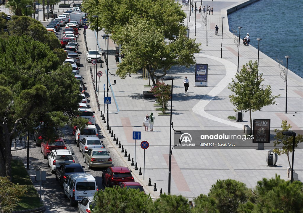 Çanakkale'deki feribot iskelelerinde tatilcilerin dönüş yoğunluğu erken başladı