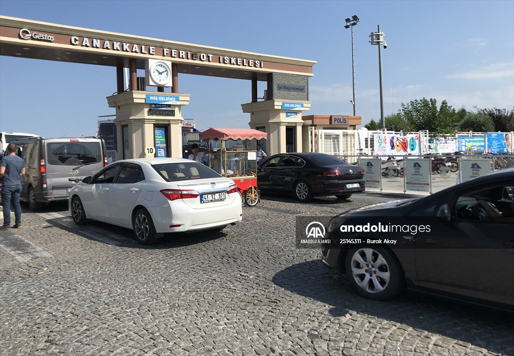 Çanakkale'deki feribot iskelelerinde tatilcilerin dönüş yoğunluğu erken başladı