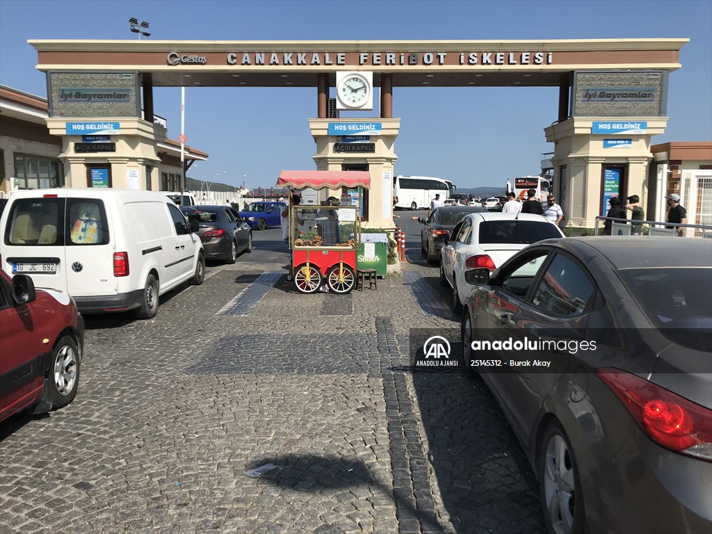 Çanakkale'deki feribot iskelelerinde tatilcilerin dönüş yoğunluğu erken başladı