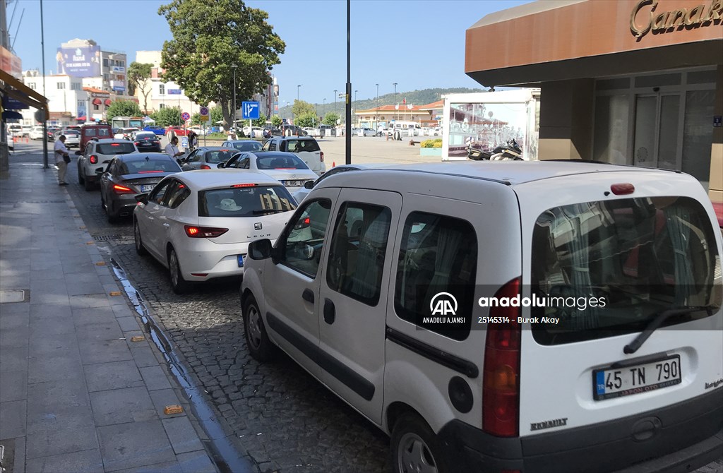 Çanakkale'deki feribot iskelelerinde tatilcilerin dönüş yoğunluğu erken başladı