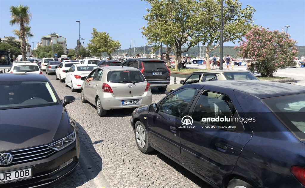 Çanakkale'deki feribot iskelelerinde tatilcilerin dönüş yoğunluğu erken başladı