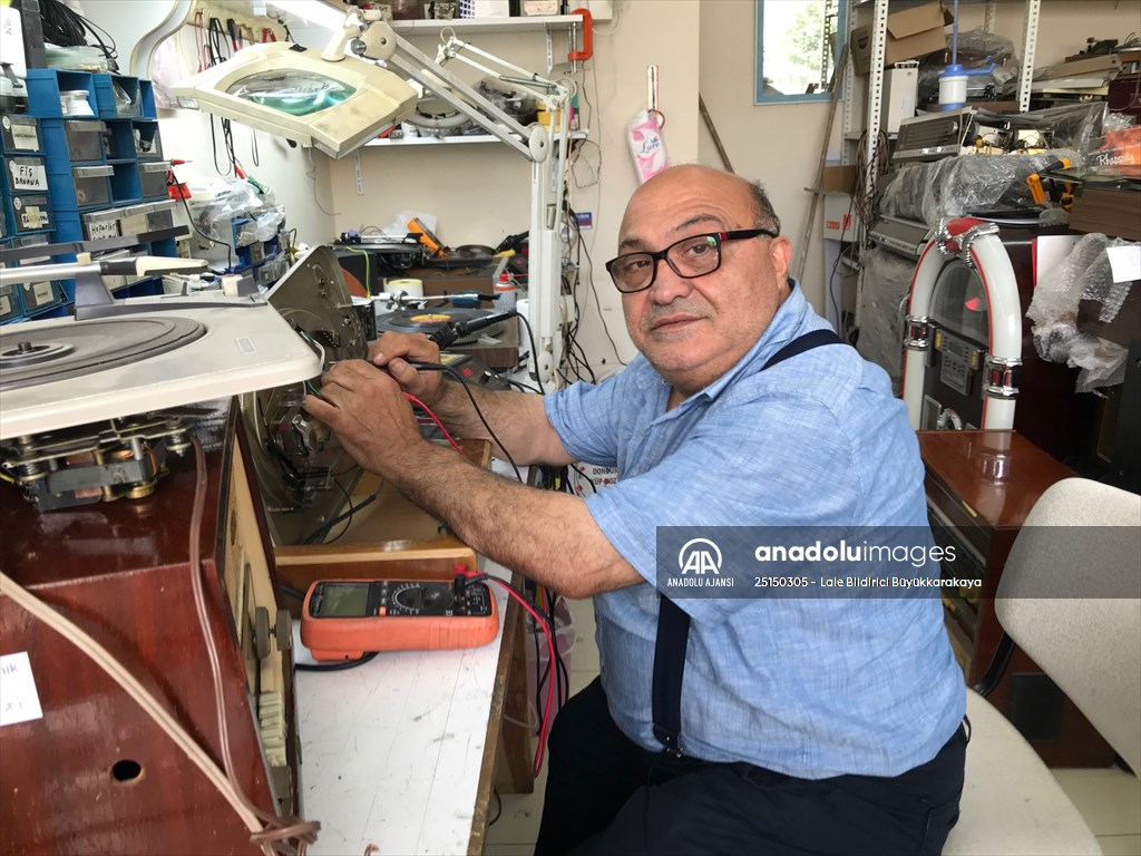 Antika radyo ve pikaplar, Arto Usta'nın elinde yarım asırdır yeniden hayat buluyor