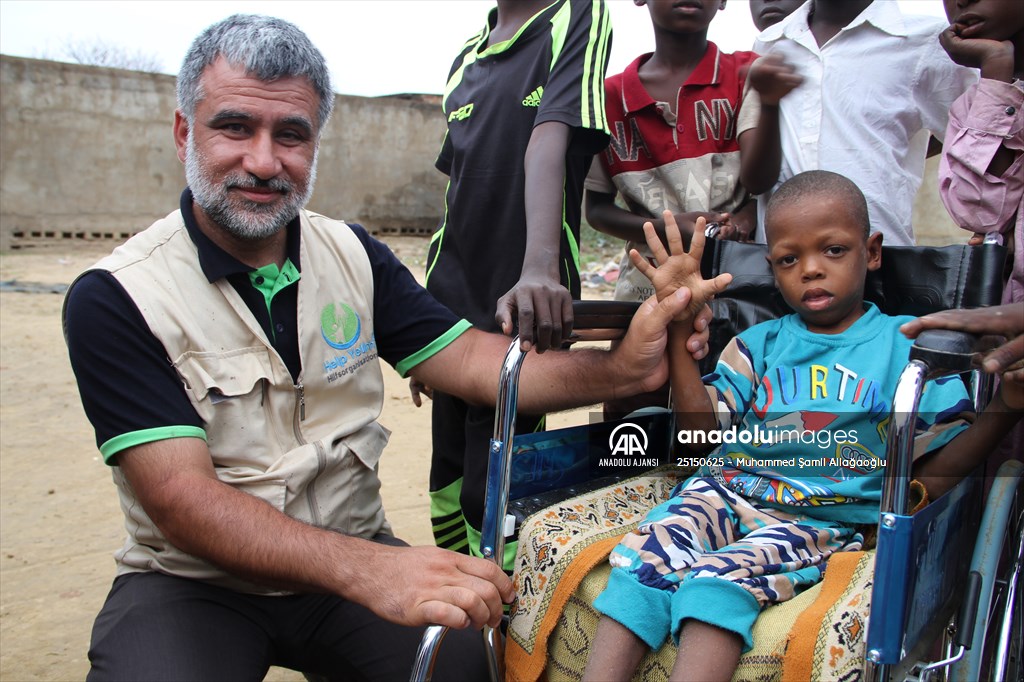 Çad'da bedensel engelli çocuğa Türkiye'deki hayırseverlerin bağışıyla tekerlekli sandalye sürprizi