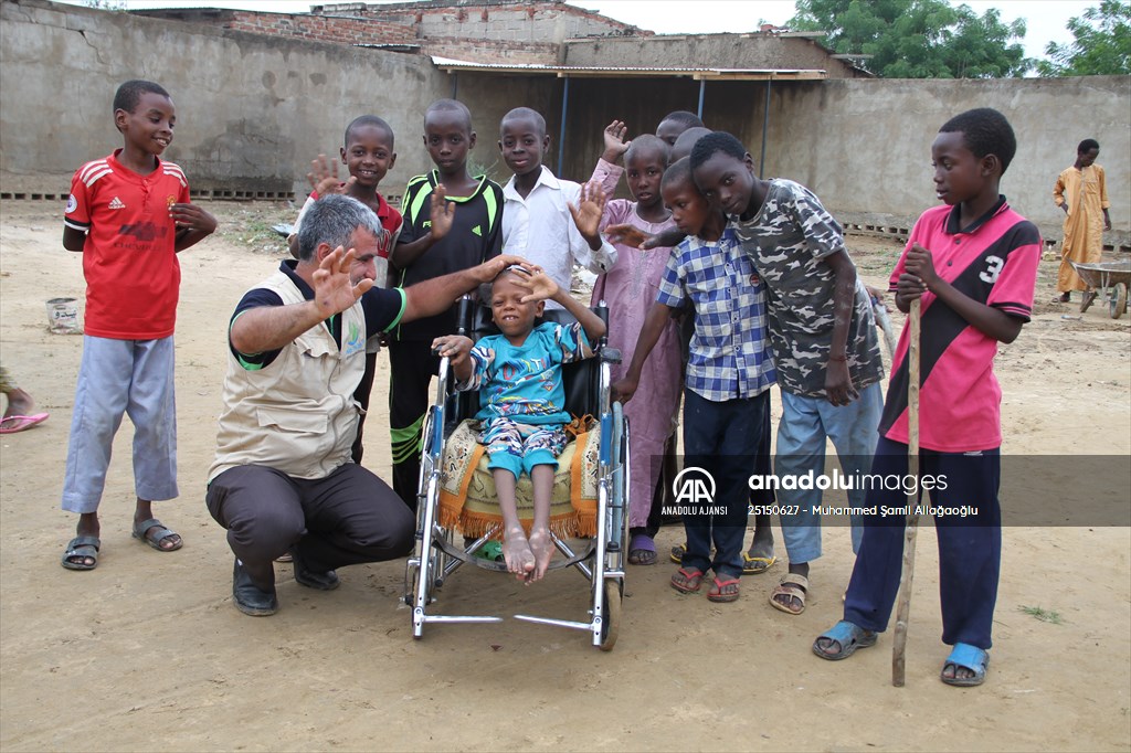 Çad'da bedensel engelli çocuğa Türkiye'deki hayırseverlerin bağışıyla tekerlekli sandalye sürprizi
