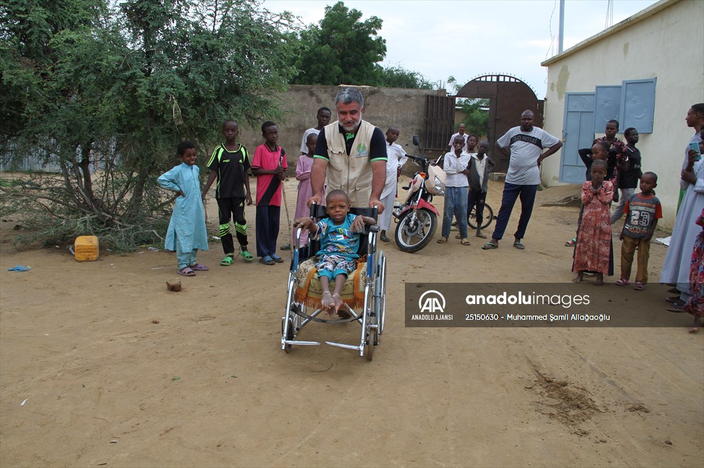 Çad'da bedensel engelli çocuğa Türkiye'deki hayırseverlerin bağışıyla tekerlekli sandalye sürprizi