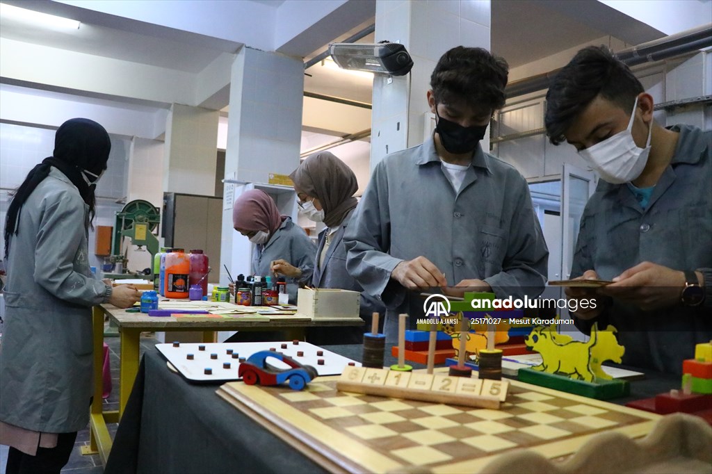 Eski ahşap sıralar şehit çocukları ve "özel çocuklar" için oyuncağa dönüştürülüyor