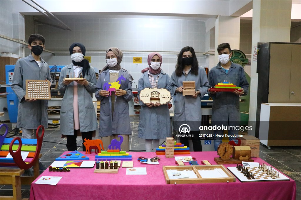 Eski ahşap sıralar şehit çocukları ve "özel çocuklar" için oyuncağa dönüştürülüyor