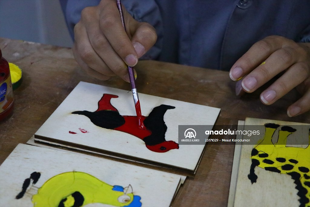 Eski ahşap sıralar şehit çocukları ve "özel çocuklar" için oyuncağa dönüştürülüyor