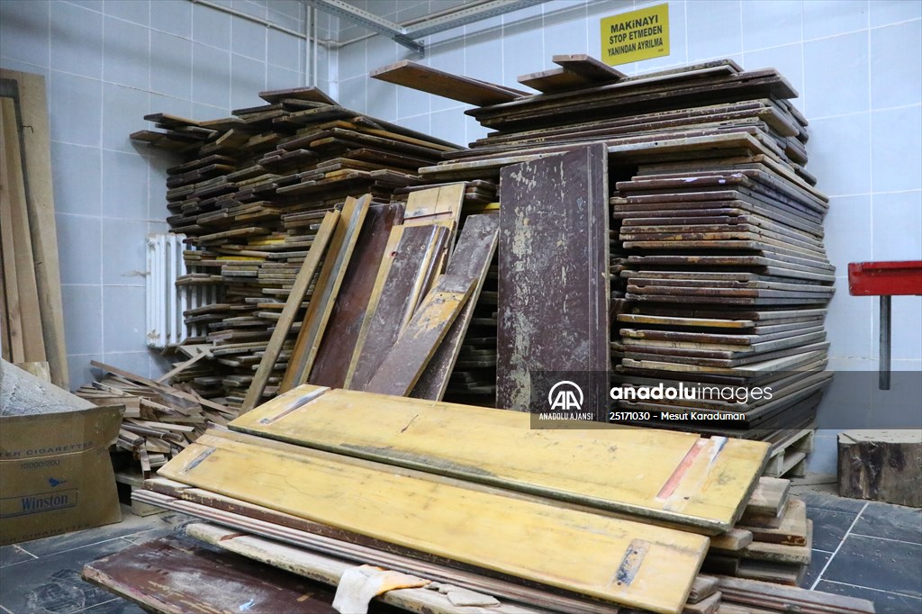 Eski ahşap sıralar şehit çocukları ve "özel çocuklar" için oyuncağa dönüştürülüyor