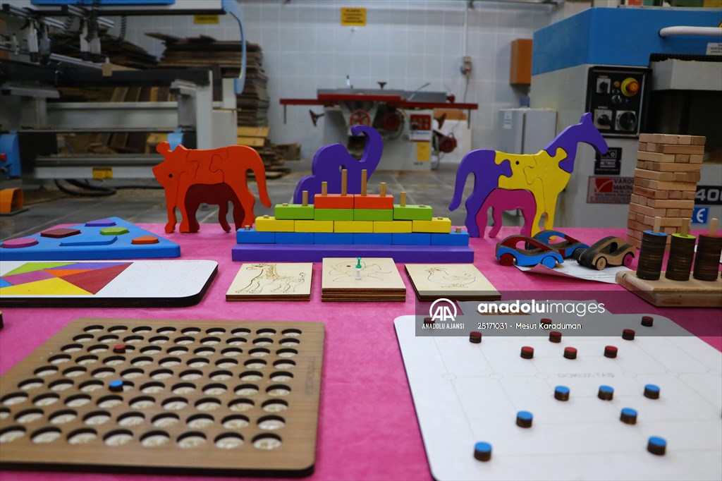 Eski ahşap sıralar şehit çocukları ve "özel çocuklar" için oyuncağa dönüştürülüyor