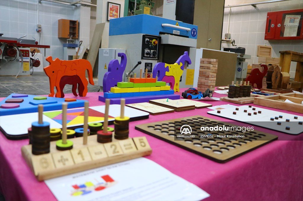 Eski ahşap sıralar şehit çocukları ve "özel çocuklar" için oyuncağa dönüştürülüyor