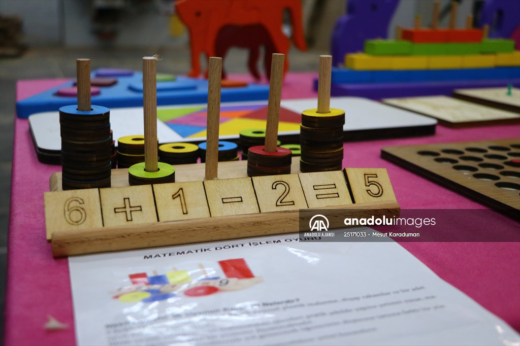 Eski ahşap sıralar şehit çocukları ve "özel çocuklar" için oyuncağa dönüştürülüyor