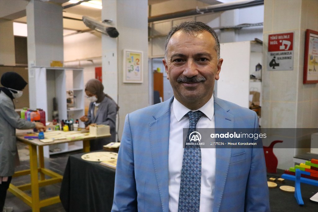 Eski ahşap sıralar şehit çocukları ve "özel çocuklar" için oyuncağa dönüştürülüyor