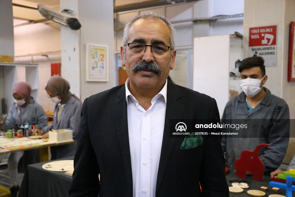 Eski ahşap sıralar şehit çocukları ve "özel çocuklar" için oyuncağa dönüştürülüyor