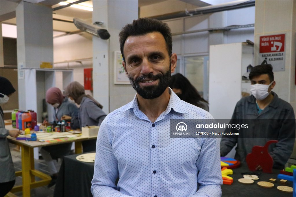 Eski ahşap sıralar şehit çocukları ve "özel çocuklar" için oyuncağa dönüştürülüyor