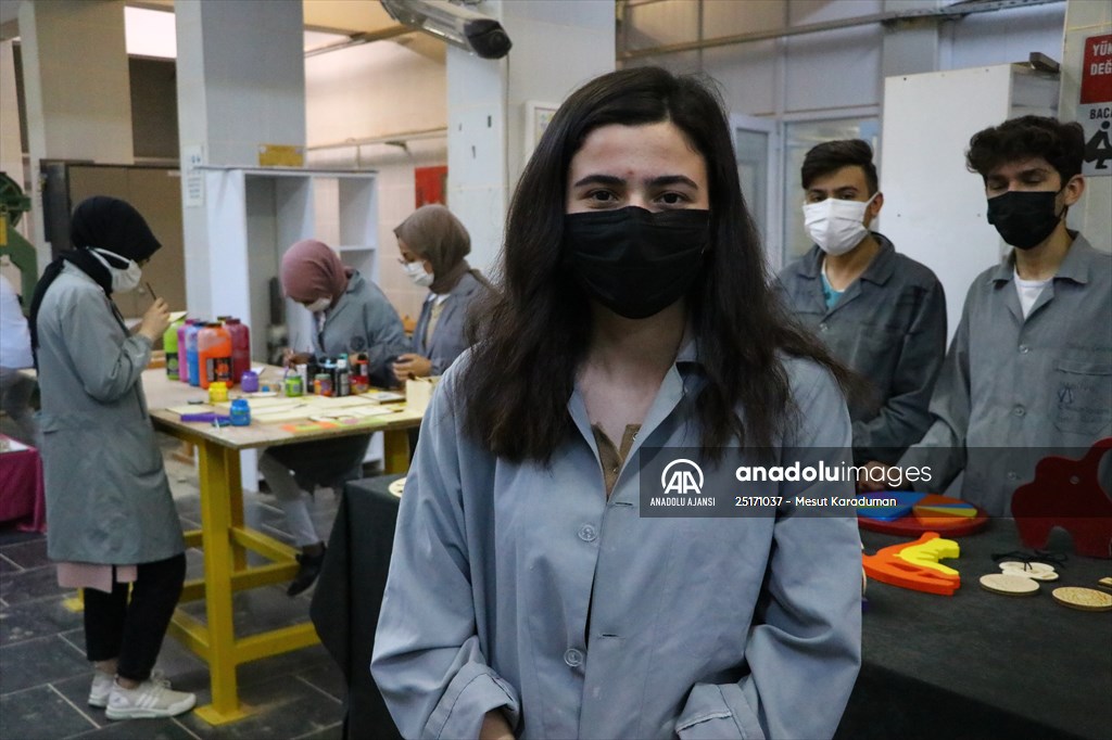 Eski ahşap sıralar şehit çocukları ve "özel çocuklar" için oyuncağa dönüştürülüyor