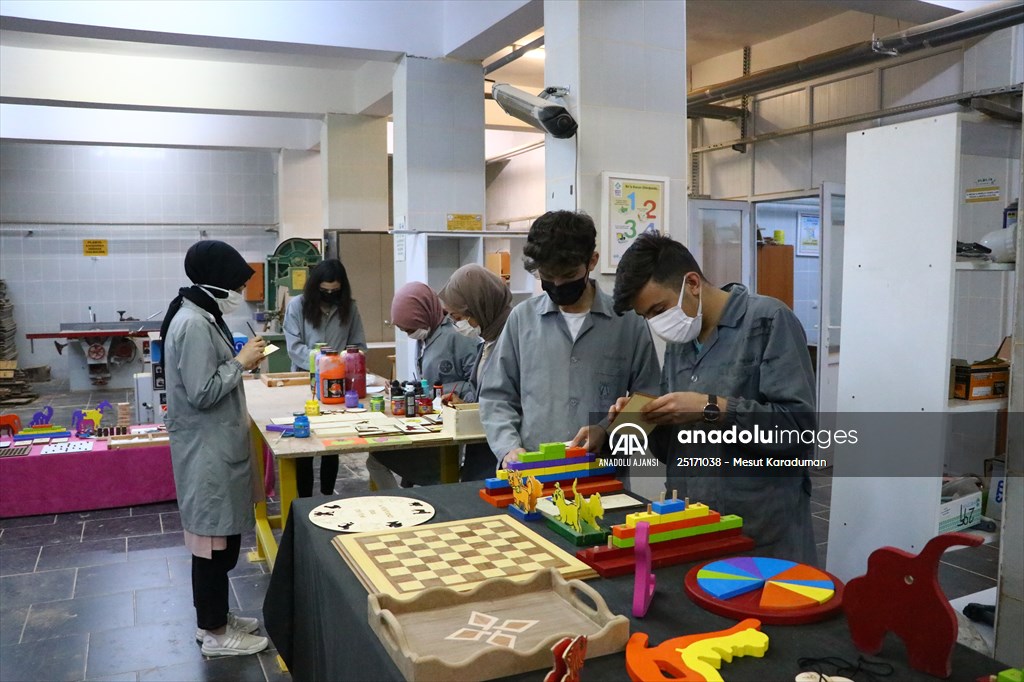 Eski ahşap sıralar şehit çocukları ve "özel çocuklar" için oyuncağa dönüştürülüyor