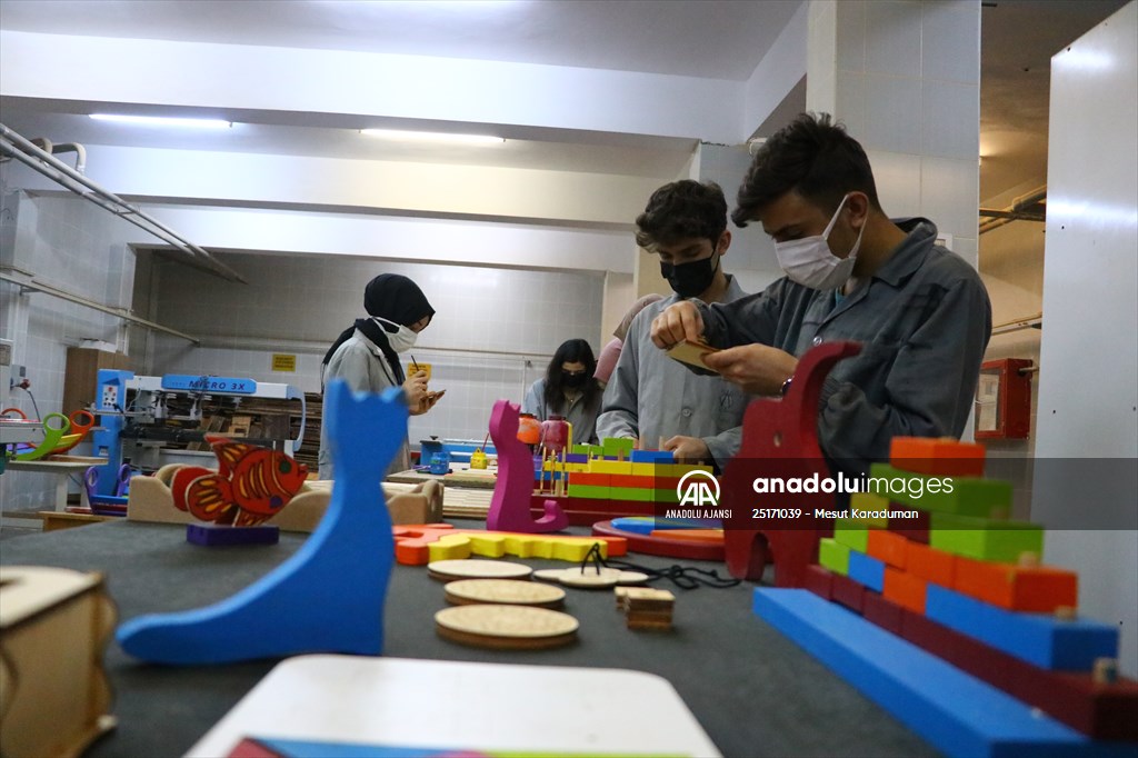 Eski ahşap sıralar şehit çocukları ve "özel çocuklar" için oyuncağa dönüştürülüyor