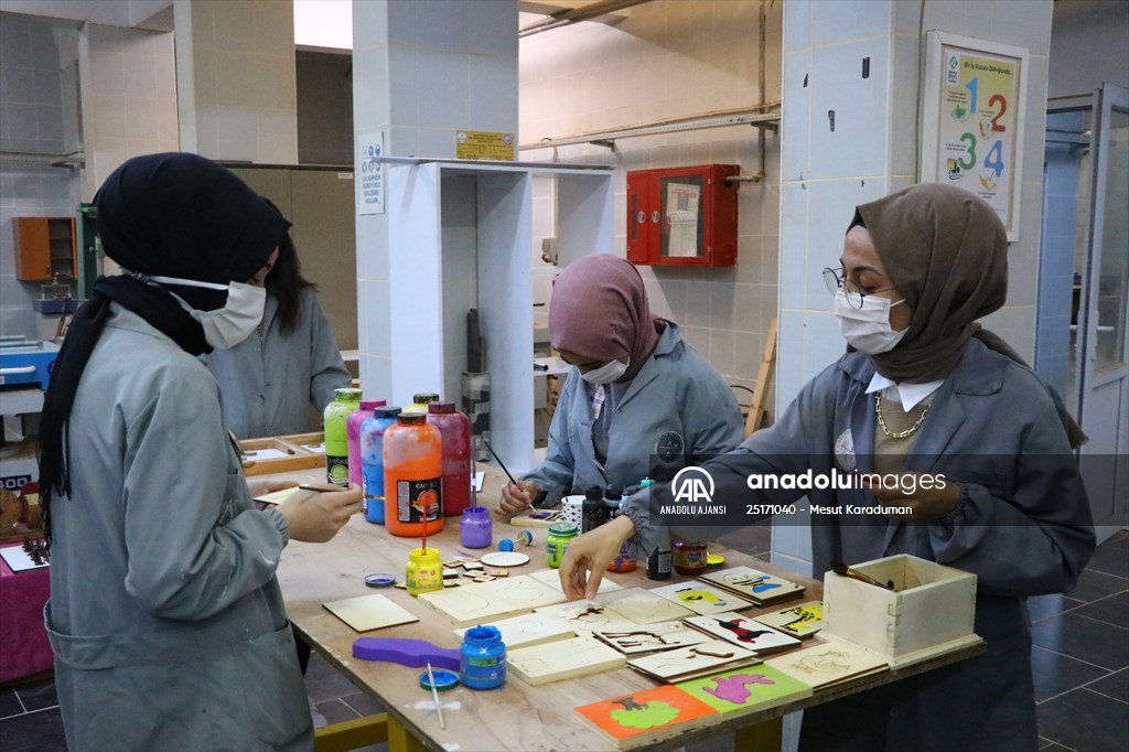 Eski ahşap sıralar şehit çocukları ve "özel çocuklar" için oyuncağa dönüştürülüyor