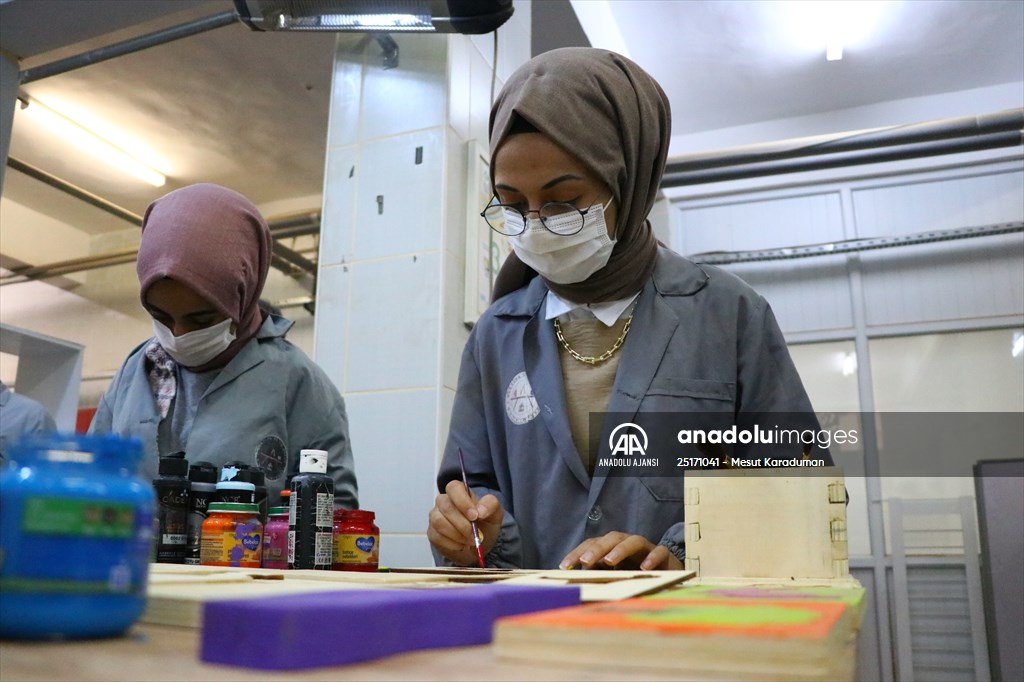 Eski ahşap sıralar şehit çocukları ve "özel çocuklar" için oyuncağa dönüştürülüyor