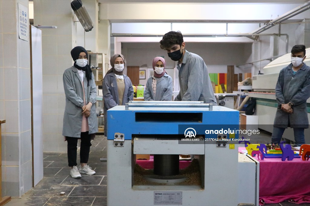 Eski ahşap sıralar şehit çocukları ve "özel çocuklar" için oyuncağa dönüştürülüyor