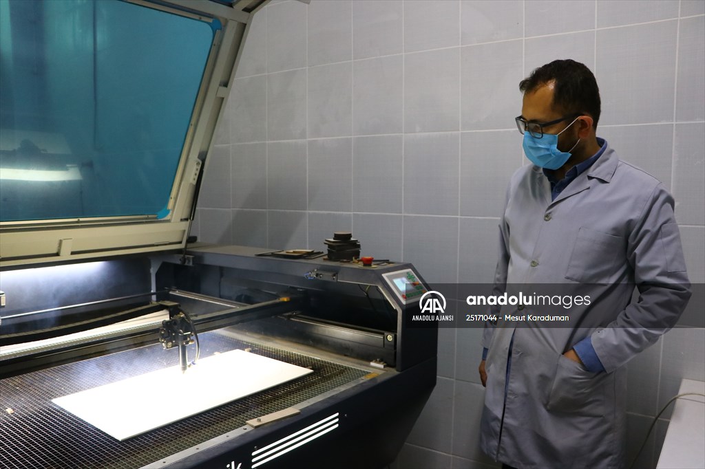 Eski ahşap sıralar şehit çocukları ve "özel çocuklar" için oyuncağa dönüştürülüyor