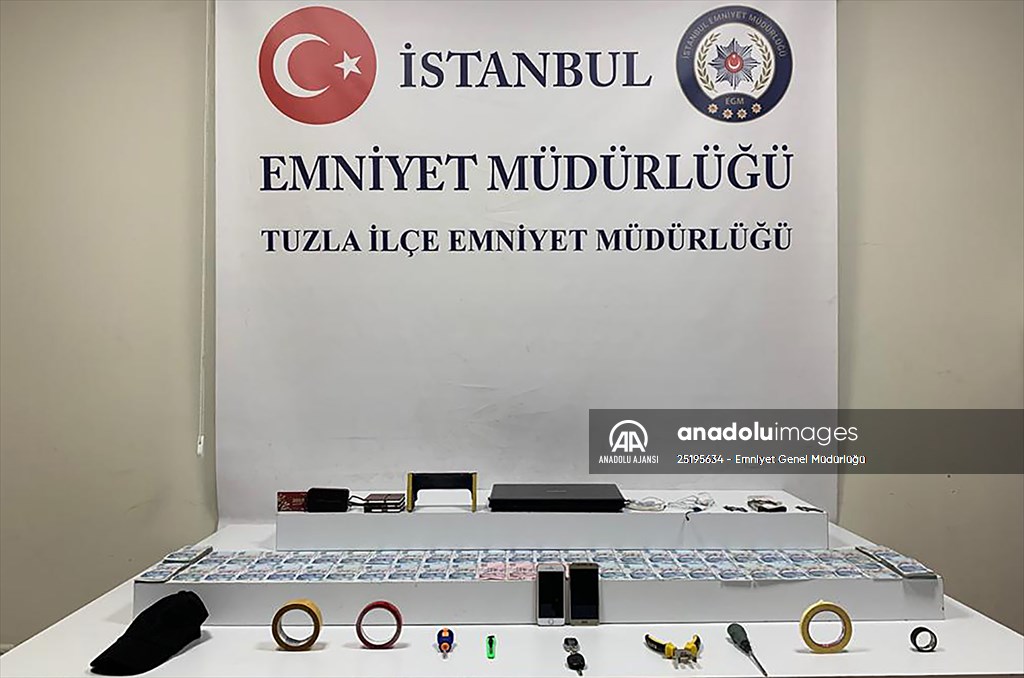 Tuzla'da ATM cihazına kopyalama aparatı yerleştiren zanlılar yakalandı