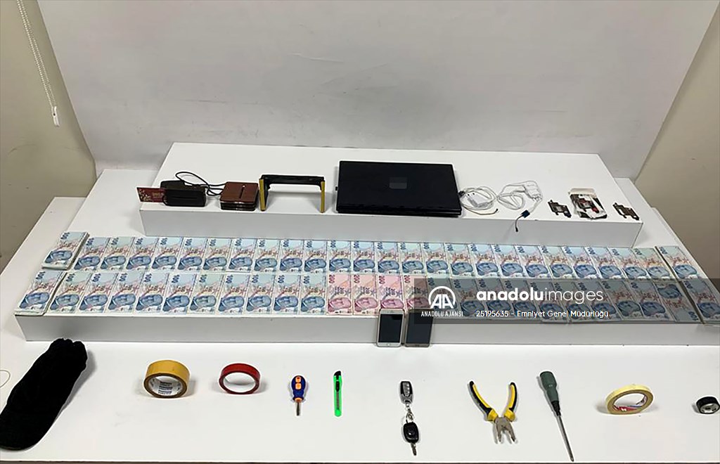 Tuzla'da ATM cihazına kopyalama aparatı yerleştiren zanlılar yakalandı