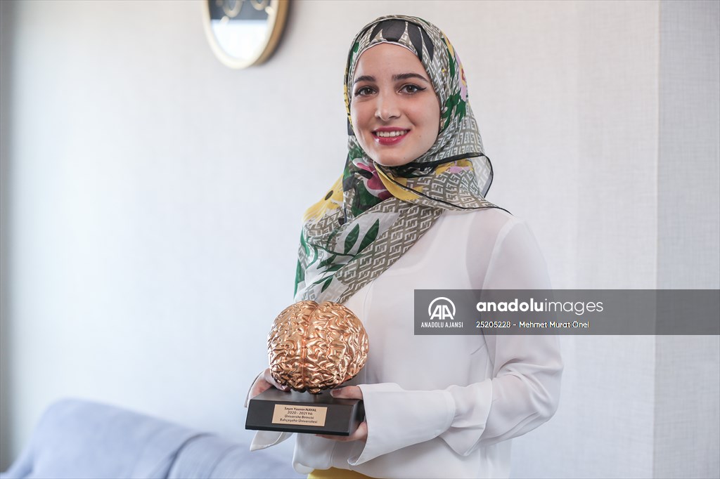 Suriye'deki iç savaştan kaçtı, Türkiye'de üniversiteyi birincilikle bitirdi