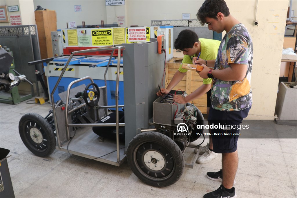 Adanalı öğrenciler, TÜBİTAK'ın elektrikli otomobil yarışmasında "Wolfmobil" ile derece hedefliyor
