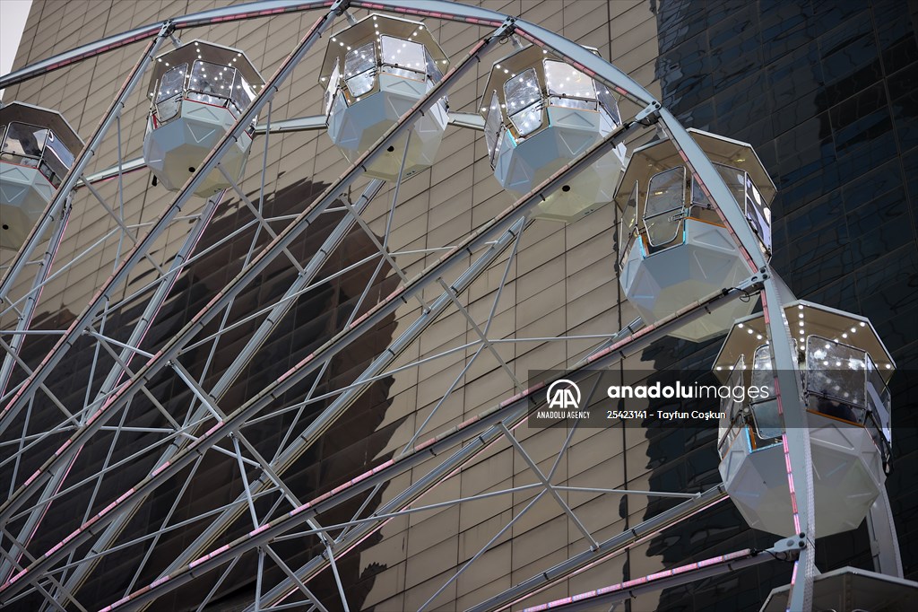Times Square Ferris wheel opens