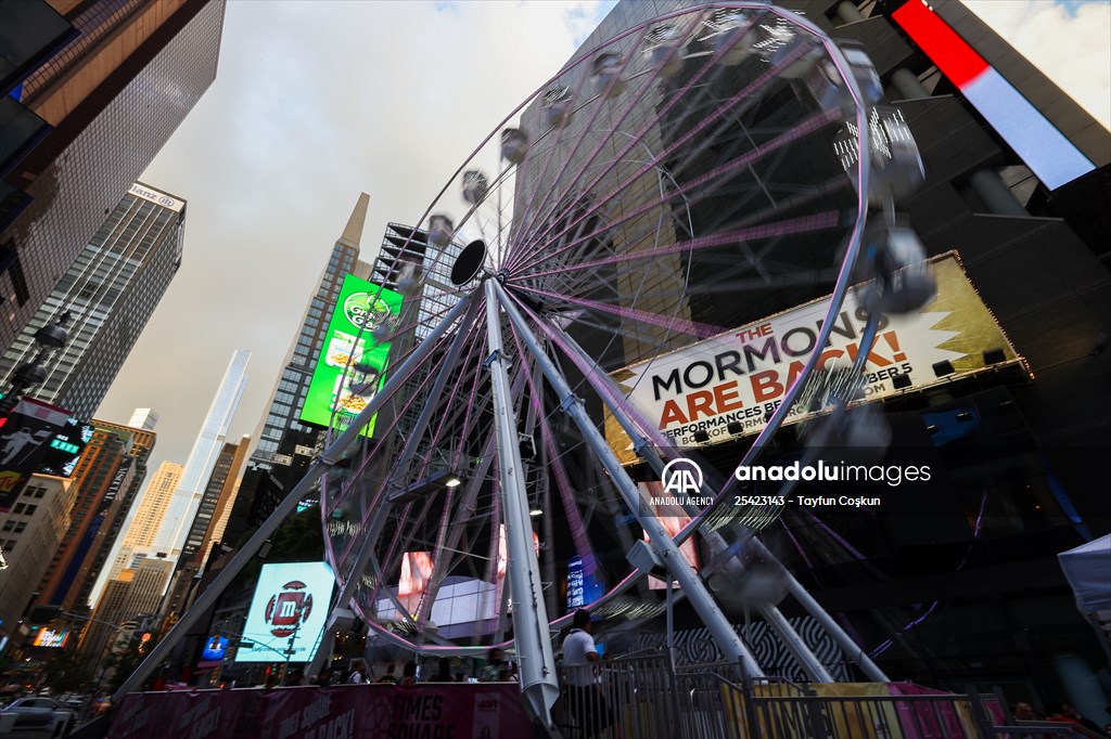 Times Square Ferris wheel opens