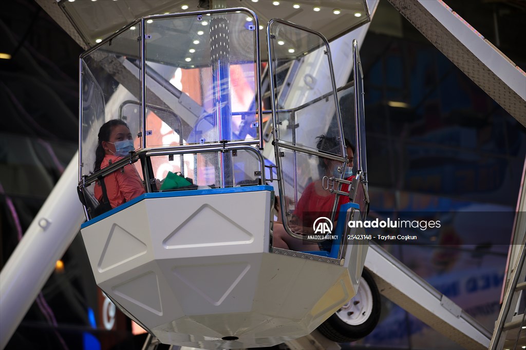 Times Square Ferris wheel opens