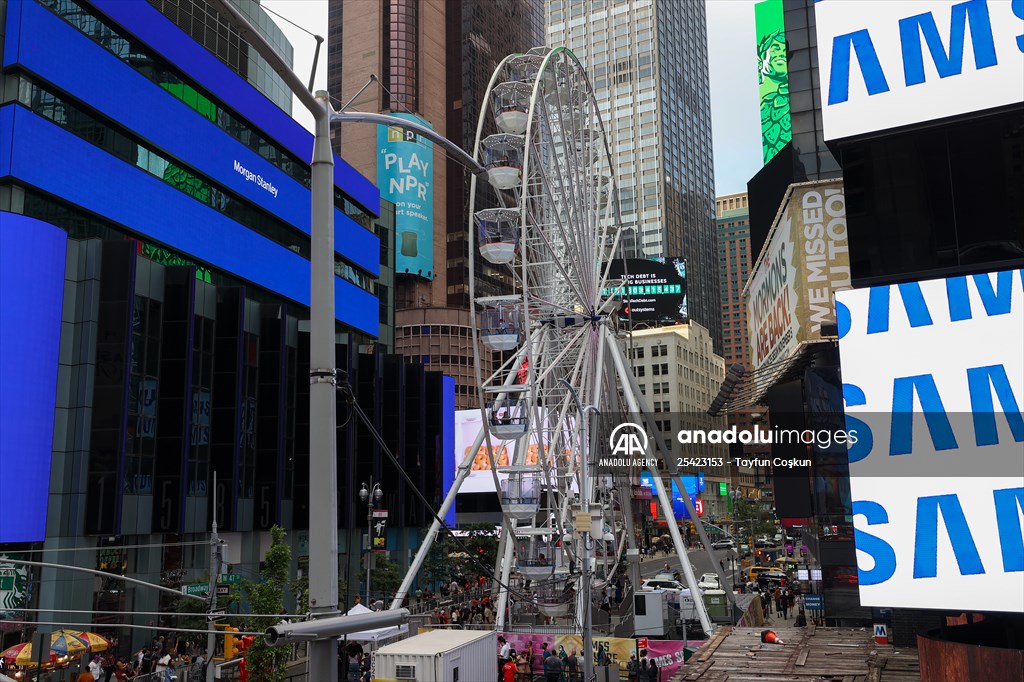 Times Square Ferris wheel opens