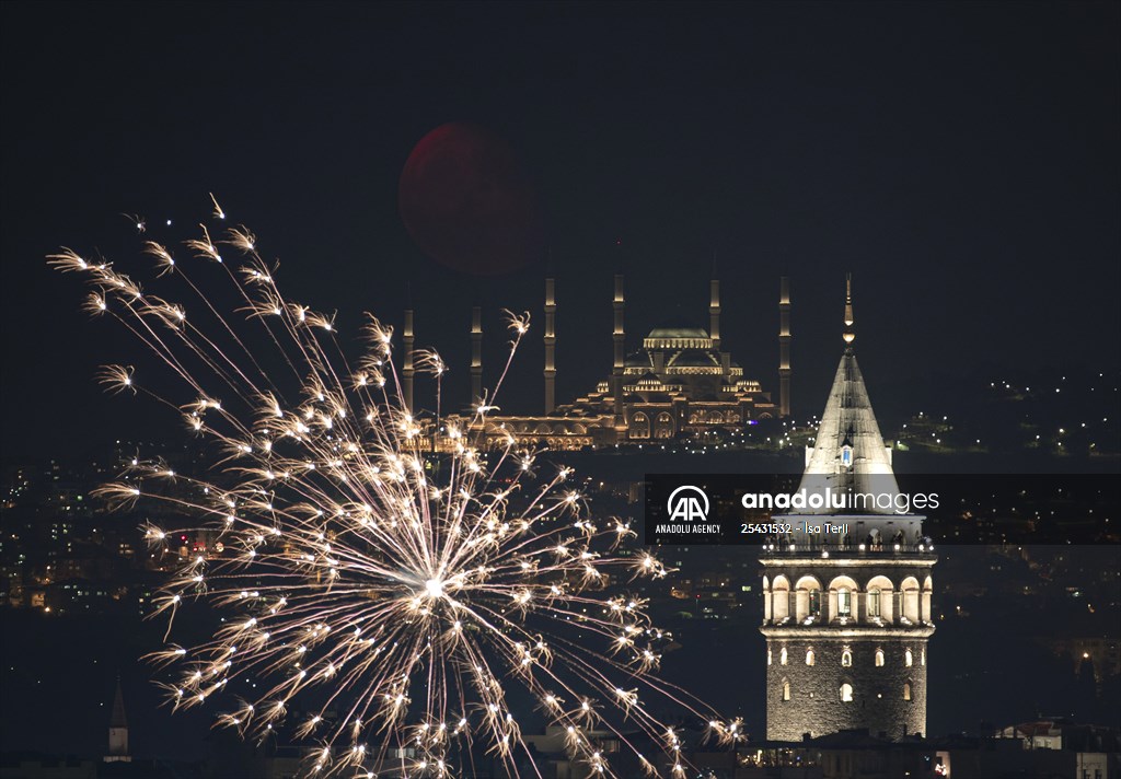 Half Moon appears in Istanbul