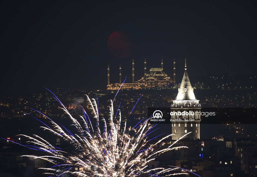 Half Moon appears in Istanbul