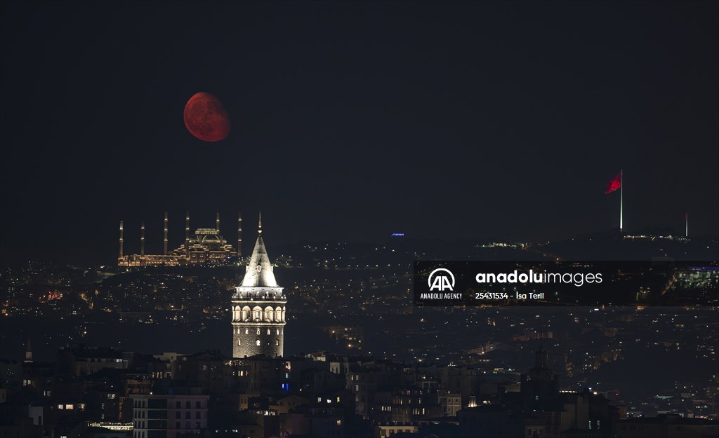 Half Moon appears in Istanbul