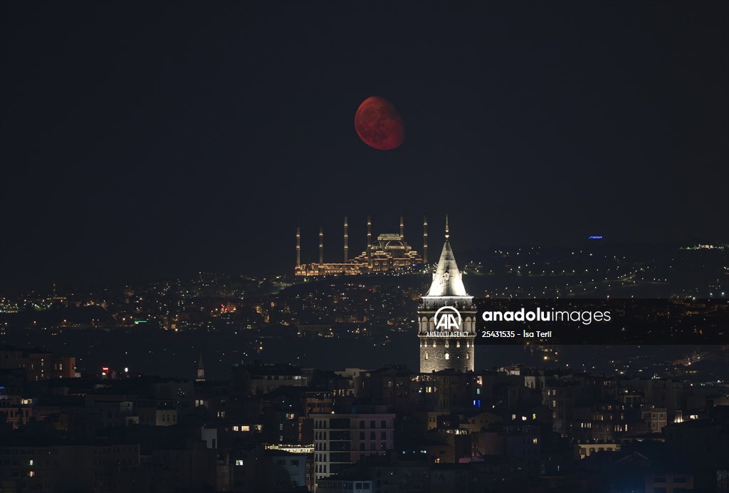 Half Moon appears in Istanbul