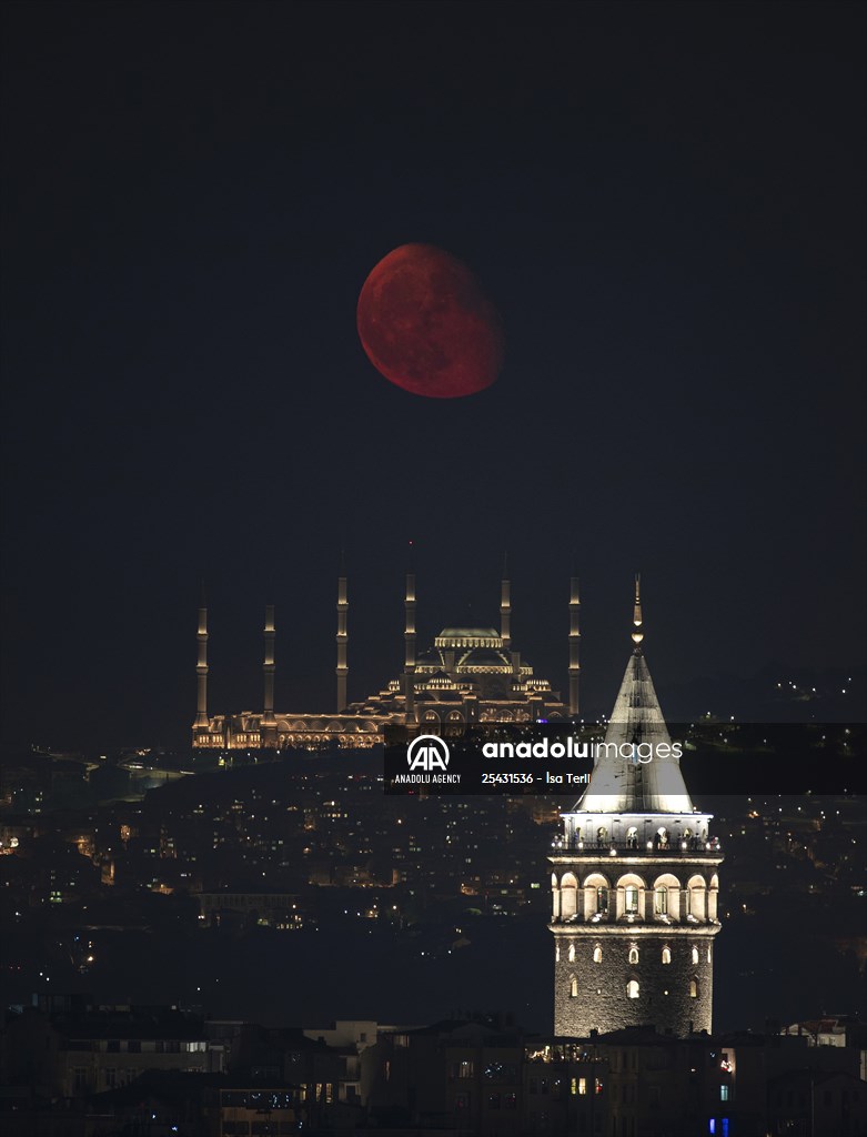 Half Moon appears in Istanbul