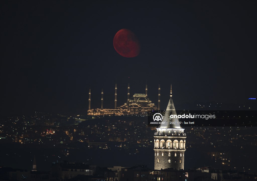 Half Moon appears in Istanbul