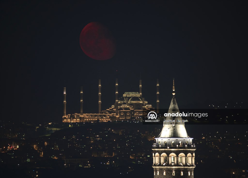 Half Moon appears in Istanbul