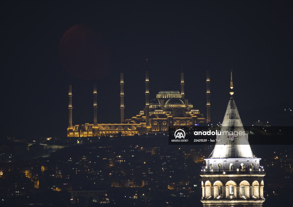 Half Moon appears in Istanbul