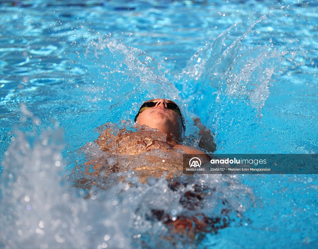 Günde 8 kilometre yüzen otizimli Artun, kulaçlarını milli forma için atıyor