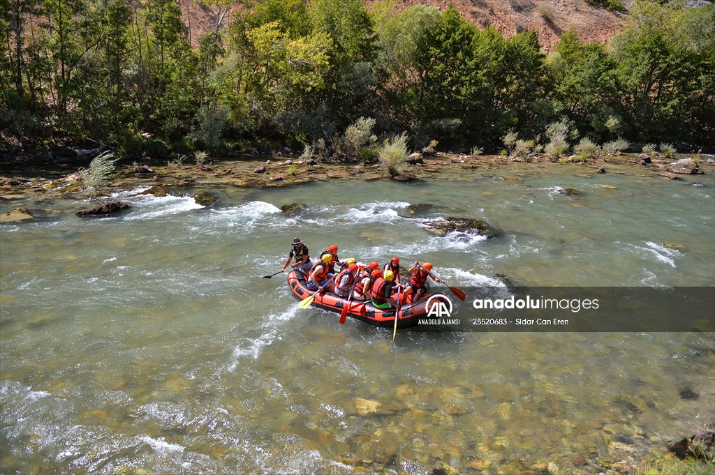 "Munzur Çayı" rafting tutkunları için çekim alanı oldu