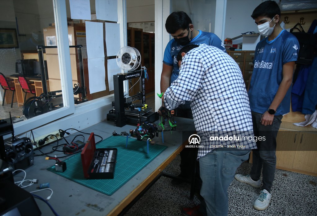 TEKNOFEST'te yarışan meslek lisesi öğrencileri İHA geliştirmek için iddialı