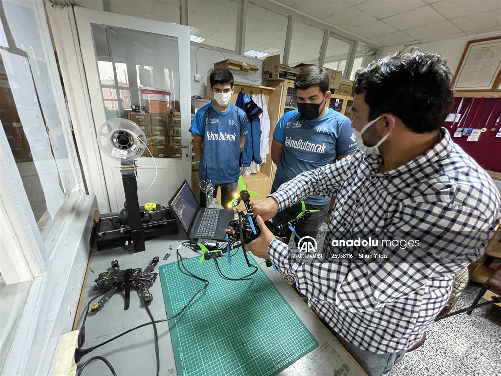 TEKNOFEST'te yarışan meslek lisesi öğrencileri İHA geliştirmek için iddialı