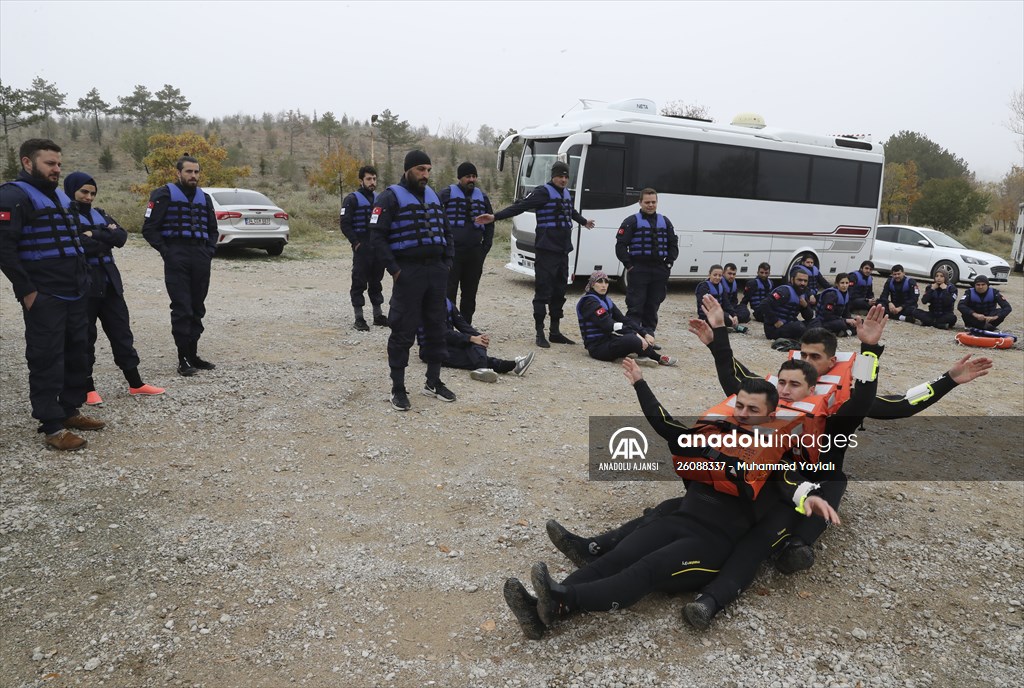 AA'nın savaş muhabirliği kursiyerleri uygulamalı eğitimlerle güçleniyor