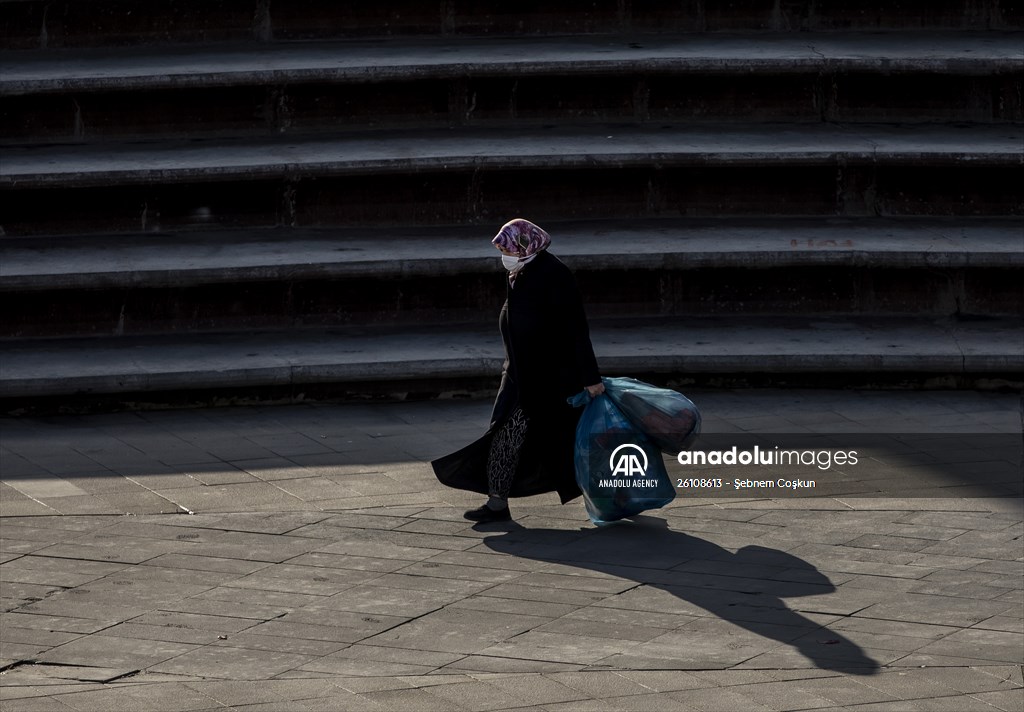 Recycling contributes family economy in Istanbul