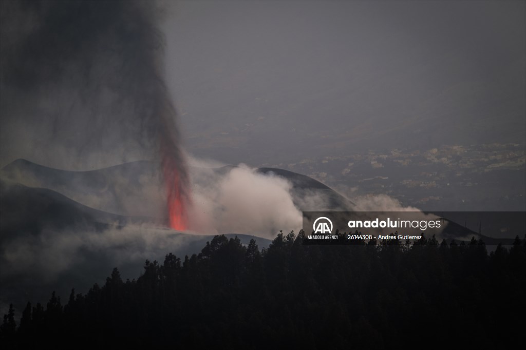 Cumbre Vieja volcano erupts in Spanish Canary Island of La Palma